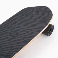 Landyachtz Dinghy Fender Midnight Dip 29” Minicruiser Complete 27 Landyachtz Dinghy Fender Midnight Dip 29” Minicruiser Komplett - Top Nose Close Up