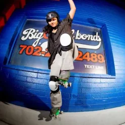 S-One Retro Lifer Helm Black Glittter CPSC Zertifiziert - Roller Skate Girl trägt Retro Lifer